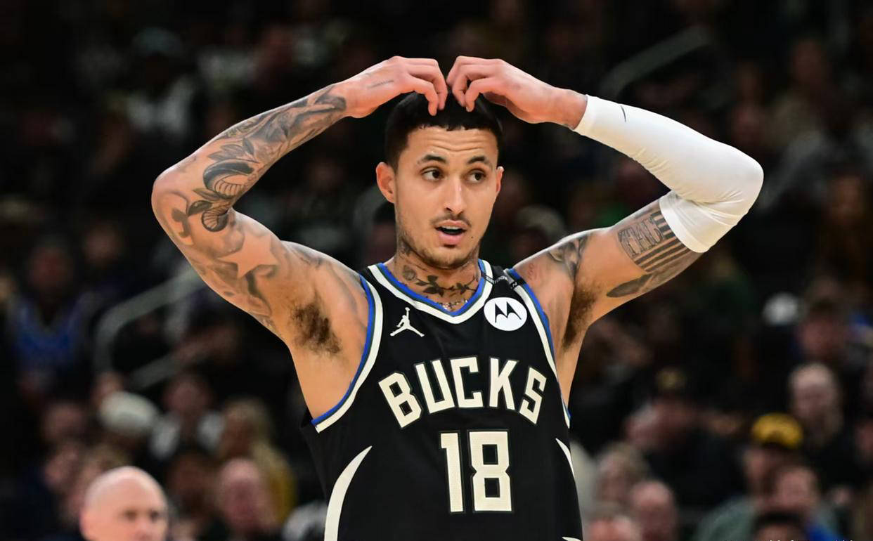 乐动体育关于密尔沃基雄鹿训练开放日，赛前强势反弹引欢呼，NBA常规赛在即，更衣室氛围转暖的信息