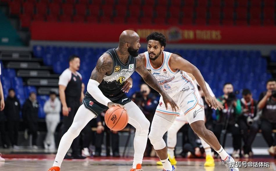 乐动体育官方网站包含NBA季后赛清晨再迎强敌；山东男篮伤情更新；主帅态度——态度坚定；更衣室氛围转暖的词条